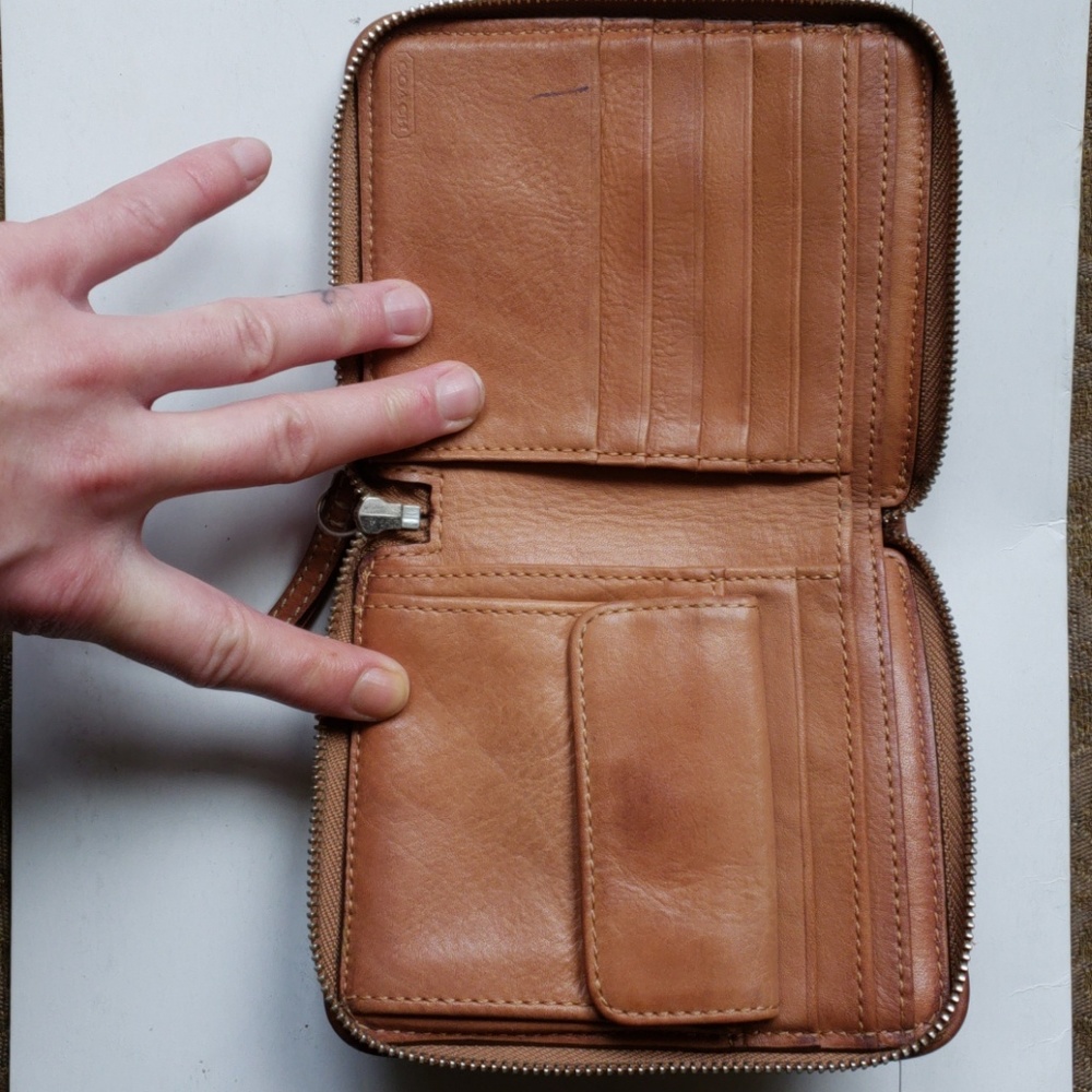 Authentic Coach wallet - Picture 3 of 7